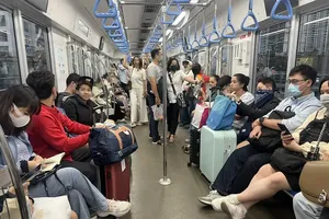 Passengers using Metro Line 1 (Ben Thanh – Suoi Tien) (Photo: SGGP)