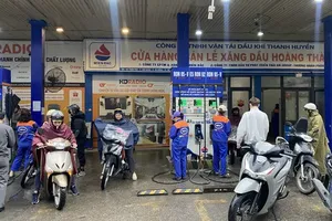 Residents purchase petrol at a station at the intersection of Nguyen Trai Street and Tran Phu Street in Hanoi. (Photo: SGGP)