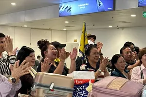 The group of tourists returns from the Middle East on the afternoon of March 4. (Photo: SGGP)