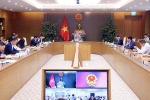 Permanent Deputy Prime Minister Nguyen Hoa Binh speaks at the meeting to review the development strategy and operational framework for the international financial centre. (Photo: VNA)