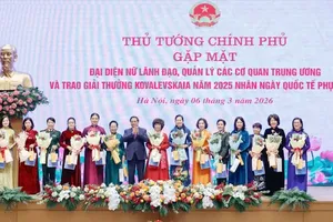 Prime Minister Pham Minh Chinh meets with female leaders and managers from central agencies and presents the 2025 Kovalevskaia Award. (Photo: SGGP)