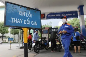 Fuel prices rise sharply from 3 pm on March 7. (Photo: SGGP)