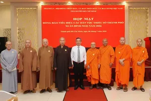 Mr. Nguyen Phuoc Loc, Deputy Secretary of the Ho Chi Minh City Party Committee and Chairman of the Vietnam Fatherland Front Committee of Ho Chi Minh City (C) and delegates attend the gathering. (Photo: SGGP)