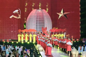 The Charming Ao Dai Contest, one of the activities of the 12th HCMC Ao Dai Festival 2026, concludes in Nguyen Hue Walking Street in District 1 on March 8. (Photo: SGGP)