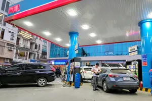 Many fuel retail outlets across Hanoi have maintained adequate supplies to serve residents despite facing difficulties caused by fluctuations in global oil prices. (Photo: SGGP)