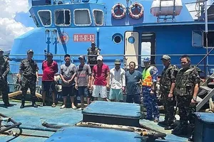 Customs, Coast Guard seize an illegal diesel shipment at sea. (Photo: SGGP)