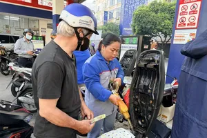 Residents refuel their vehicles at Petrol Station 9 in Ben Thanh Ward, Ho Chi Minh City, on March 10. (Photo: SGGP)