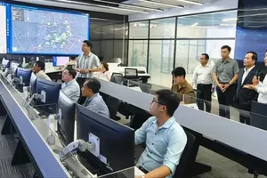 Secretary of the HCMC Party Committee Tran Luu Quang visits the Intelligent Operations Center atBecamex Investment & Industrial Development Corporation in Binh Duong Ward. (Photo: SGGP)