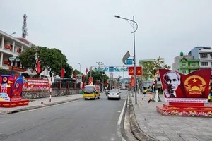Many streets and residential areas across the Co To Special Zone are vividly decorated with national flags, flowers, and election-themed propaganda panels, creating a festive atmosphere in anticipation of the upcoming election day. (Photo: SGGP)