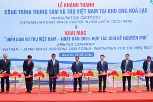 Prime Minister Pham Minh Chinh and delegates cut the ribbon to inaugurate the Vietnam National Space Center at the Hoa Lac Hi-Tech Park, Hanoi. (Photo: SGGP)