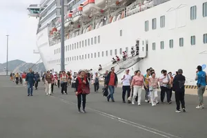 Cruise ship tourists visit Khanh Hoa Province’s attractions. (Photo: SGGP)
