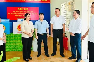 Working Group No. 1 inspects the polling station at the inter-hamlet office serving Hamlets 3, 4 and 5. (Photo: SGGP)