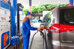 Fuel prices will be kept unchanged following March 12 review. (Photo: SGGP)