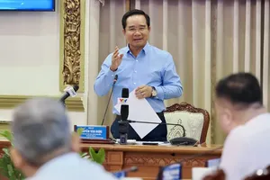 Chairman of the municipal People’s Committee Nguyen Van Duoc speaks at the meeting. (Photo: SGGP)