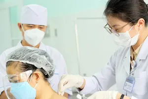 Treating patients at the Ho Chi Minh City Traditional Medicine Hospital (Photo: SGGP)