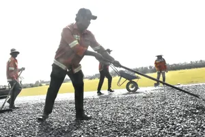 Workers are laying asphalt concrete on the surface of the Chau Doc – Can Tho – Soc Trang Expressway section passing through An Giang Province. (Photo: SGGP)