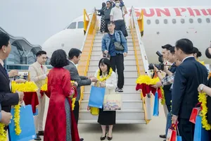 Leaders of Khanh Hoa Province present gifts to passengers upon arrival at the airport.