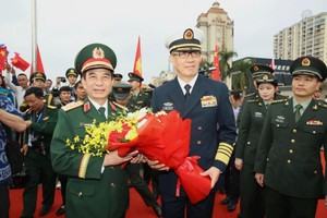 General Phan Van Giang, Minister of National Defense of Vietnam (L), receives Chinese Minister of National Defence, Senior Lieutenant General Dong Jun. (Photo: SGGP)