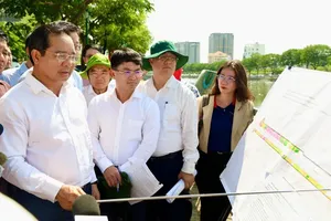 Chairman of the Ho Chi Minh City People’s Committee Nguyen Van Duoc (L) conducts a field survey, holds discussions, and issues directives at the Nguyen Khoai bridge project on the afternoon of March 18. (Photo: SGGP)