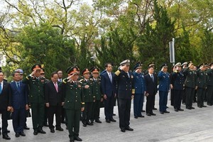 Vietnamese Minister of National Defence General Phan Van Giang and his Chinese counterpart Senior Lieutenant General Dong Jun attend a wreath-laying ceremony at the memorial dedicated to fallen revolutionary soldiers of Vietnam and China, located in the China – Vietnam Friendship Park in Dongxing city, on March 19. (Photo: qdnd.vn)