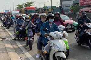 Residents travel along National Highway 1. (Photo: SGGP)