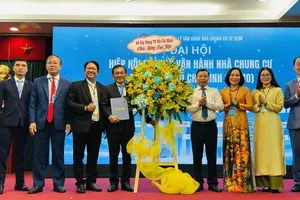 Leaders of the Ho Chi Minh City Department of Construction presents flowers to congratulate the congress. (Photo: SGGP)
