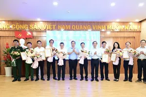 Chairman of the Vietnam Fatherland Front Committee of Ho Chi Minh City, Nguyen Phuoc Loc and Ms. Ho Thanh Thuy, Deputy Secretary of the Ca Mau Provincial Party Committee and Chairwoman of the Vietnam Fatherland Front Committee of Ca Mau Province, present flowers in appreciation of collectives and individuals who have accompanied and contributed funding to the construction of “Great Unity Houses” and civil works serving local communities in the province. (Photo: SGGP)