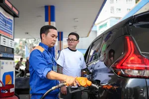 Fuel prices increase in the latest adjustment (Photo: SGGP)
