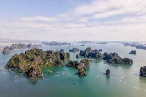 Ha Long Bay, located in northeast Vietnam, is beloved for its blue waters and spread of limestone islands - all occupied by tropical trees and wildlife. (Photo: VNA)