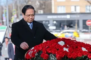 Prime Minister Pham Minh Chinh lays flowers in tribute to President Ho Chi Minh at the late leader's monument in Moscow on March 23 morning. (Photo: VNA)