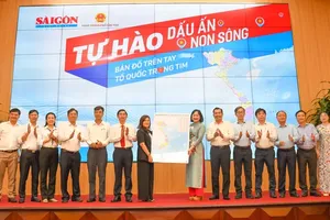 The delegation from Sai Gon Giai Phong (SGGP) Newspaper presents maps of Vietnam’s provincial-level administrative units to the People’s Committee of Can Tho City on March 23. (Photo: SGGP)