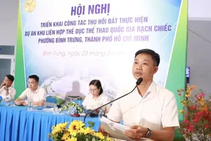 Mr. Vo Quoc Truong, Vice Chairman of the Binh Trung Ward People’s Committee, chairs the conference and delivered key information. (Photo: SGGP)