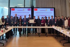 The delegation from Vietnam’s Ministry of Health, led by Deputy Minister Nguyen Tri Thuc, visits AstraZeneca’s Discovery Centre (DISC) in Cambridge, United Kingdom on March 23. (Photo: SGGP)