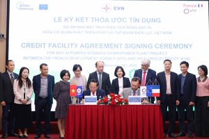 Representatives of Agence Française de Développement (AFD) and Vietnam Electricity conduct the signing ceremony. (Photo: SGGP)