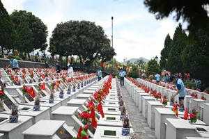 People offer incense in tribute to fallen heroes at the Vi Xuyen National Martyrs’ Cemetery in Tuyen Quang Province. (Photo: SGGP)