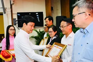 Chairman of the Ho Chi Minh City People’s Council Vo Van Minh presents a Certificate of Merit from the Chairman of the Ho Chi Minh City People’s Committee to Sai Gon Giai Phong Newspaper in recognition of its outstanding achievements in election-related work. (Photo: SGGP)