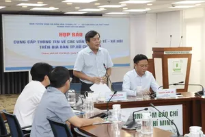 Deputy Head of the Propaganda and Mass Mobilization Commission of the Ho Chi Minh City Party Committee, Tang Huu Phong, speaks at the conference. (Photo: SGGP)