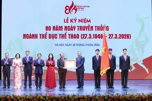 Party General Secretary To Lam presents the First-Class Labour Order to the Sports Authority of Vietnam under the Ministry of Culture, Sports and Tourism (Photo: SGGP)