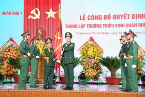Lieutenant General Nguyen Truong Thang presents the “Determined to Fight, Determined to Win” flag of the Vietnam People's Army to the Southern Military Cadet School. (Photo: SGGP)