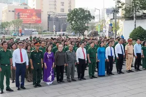 Delegates attend the flower-offering ceremony. (Photo: SGGP)
