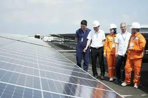 Prime Minister Pham Minh Chinh has called for strengthening the implementation of electricity-saving measures and promoting the development of rooftop solar power. (Photo: SGGP)