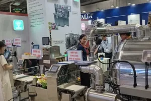 Enterprises showcase products at the exhibition. (Photo: SGGP)