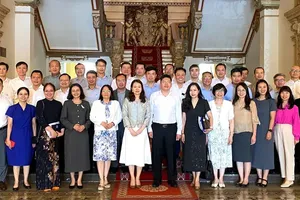 Leaders of Ho Chi Minh City and heads of Vietnam’s overseas representative missions attend the working session. (Photo: SGGP)