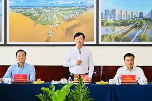 Chairman of the Ho Chi Minh City People’s Council Vo Van Minh speaks at the working session. (Photo: SGGP)