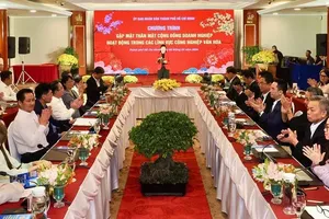 Ho Chi Minh City leaders meet with business community and artists in cultural industries. (Photo: SGGP)