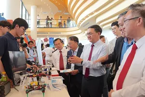 Director of the Ho Chi Minh City Department of Science and Technology, Lam Dinh Thang (fourth from the right), at the launch ceremony of the Ho Chi Minh City Technology Exchange. (Photo: SGGP)