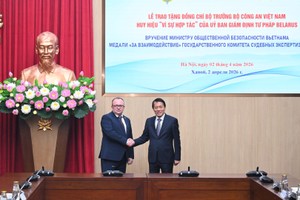 Vietnamese Minister of Public Security General Luong Tam Quang and Chairman of the Belarusian State Forensic Examination Committee Volkov Alexei Aleksandrovich at the meeting in Hanoi on April 2. (Photo: bocongan)