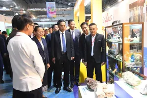 Nguyen Loc Ha and delegates visit exhibition booths. (Photo: SGGP)