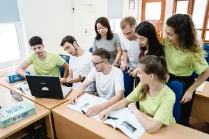 The government aims to attract experts and scientists—both foreigners and Vietnamese living abroad—to teach, conduct research, and work at higher education institutions in Vietnam. (Photo: SGGP)