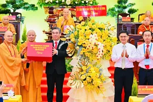 Ho Chi Minh City leaders present flowers and gifts to congratulate the congress. (Photo: sGGP)
